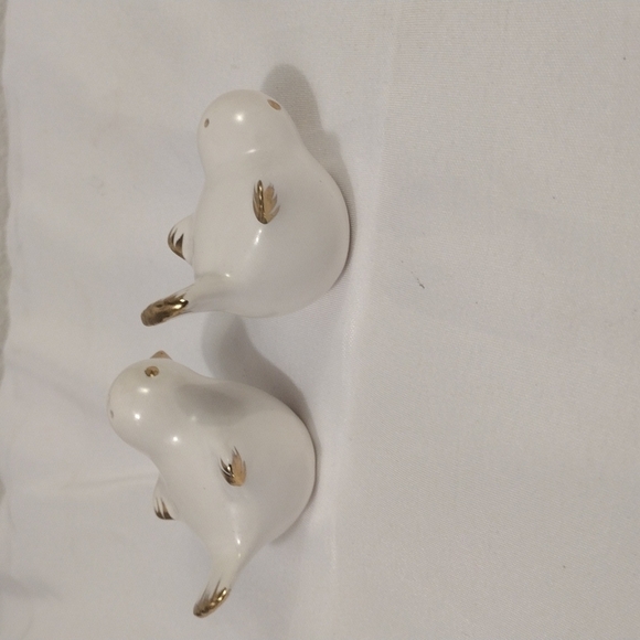 White porcelain salt and pepper shaker birds with gold beak & wing tips set of 2 - Picture 5 of 9